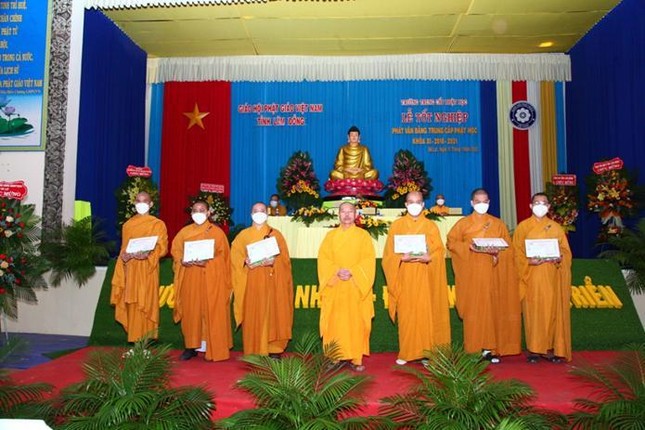 Tăng Ni sinh nhận Giấy khen của trường