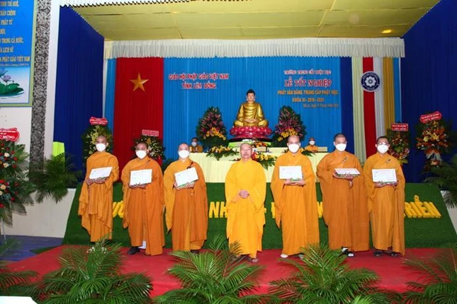 Tăng Ni sinh nhận Giấy khen của trường