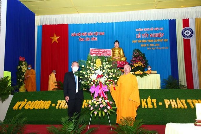 Lãnh đạo Ủy ban MTTQVN tỉnh tặng hoa chúc mừng