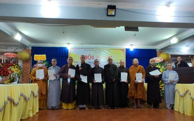 Thành viên Ban Trị sự nhận quyết định