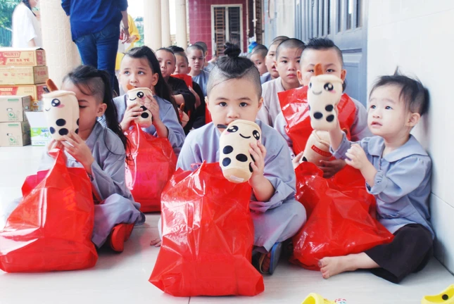Các cháu ở chùa Bình An được nhận quà vui Tết