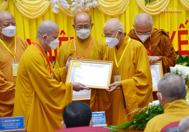 Trao Bằng tuyên dương công đức của Ban Trị sự GHPGVN TP.HCM