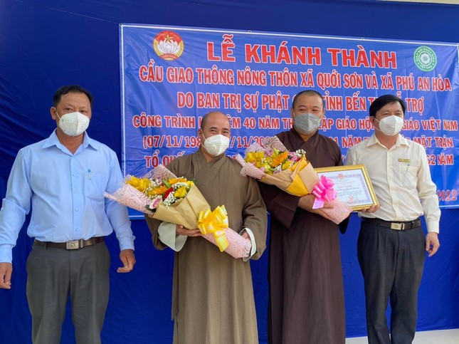 Lãnh đạo các huyện trao hoa tri ân đến đại diện Ban Trị sự GHPGVN tỉnh Bến Tre Lãnh đạo các huyện trao hoa tri ân đến đại diện Ban Trị sự GHPGVN tỉnh Bến Tre