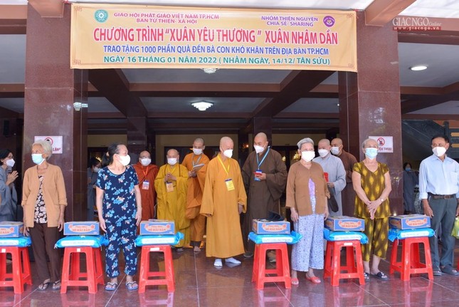 Hàng năm, Giáo hội TP.HCM, Ban Từ thiện - Xã hôi Phật giáo TP đều tổ chức trao quà Tết đến người nghèo tại 3 cơ sở do Giáo hội quản lý Hàng năm, Giáo hội TP.HCM, Ban Từ thiện - Xã hôi Phật giáo TP đều tổ chức trao quà Tết đến người nghèo tại 3 cơ sở do Giáo hội quản lý