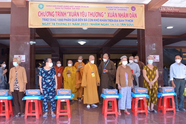 Hàng năm, Giáo hội TP.HCM, Ban Từ thiện - Xã hôi Phật giáo TP đều tổ chức trao quà Tết đến người nghèo tại 3 cơ sở do Giáo hội quản lý
