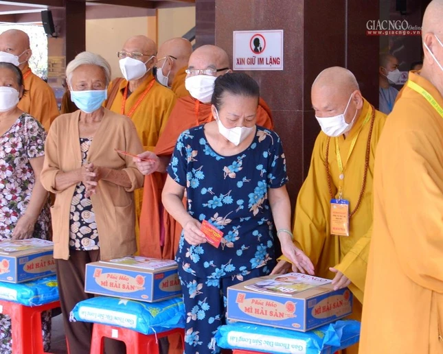 Hòa thượng Chủ tịch Hội đồng Trị sự trao quà đến bà con sáng 16-1, tại Việt Nam Quốc Tự