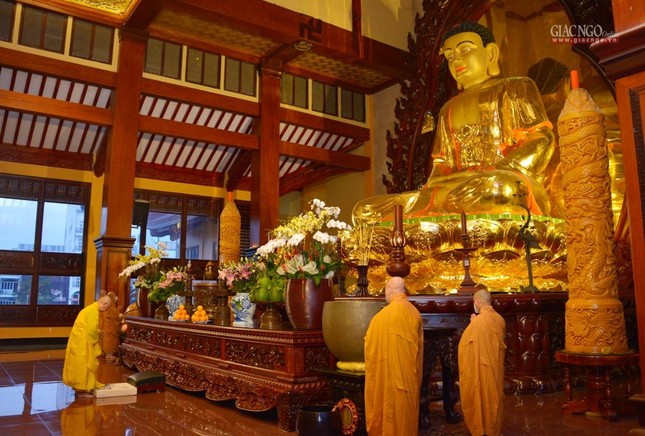 Trưởng lão Hòa thượng Quyền Pháp chủ GHPGVN đảnh lễ Tam bảo