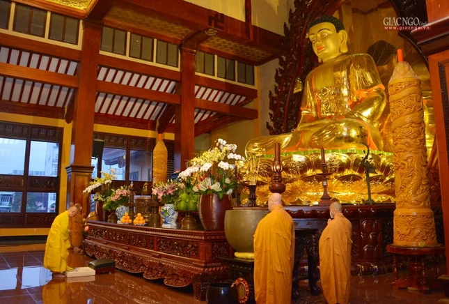 Trưởng lão Hòa thượng Quyền Pháp chủ GHPGVN đảnh lễ Tam bảo