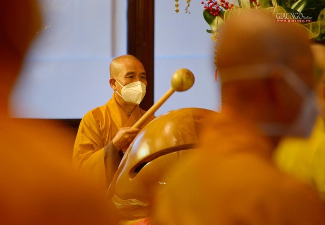 Thực hiện các nghi trong lễ bố-tát