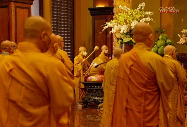 Chư tôn đức trong nghi thức lễ bố-tát