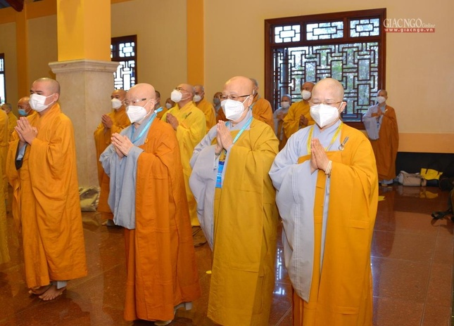 Chư Ni Phân ban Ni giới TP.HCM thành kính dâng nén tâm hương tưởng niệm