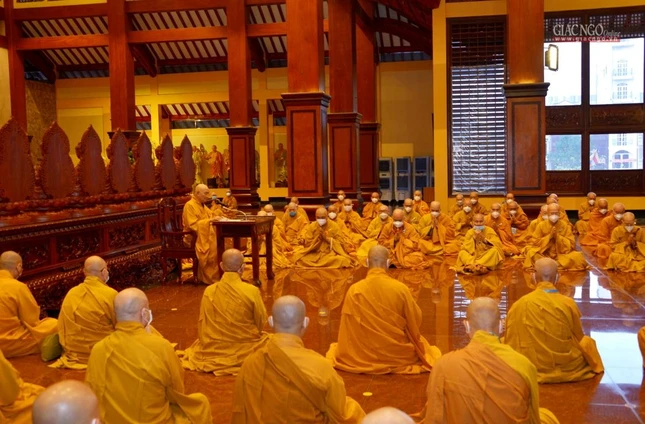 Bố-tát là ngày định kỳ thính giới, cùng nhắc nhở nhau về giới pháp của hành giả xuất gia