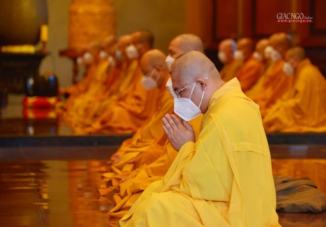 Bố-tát, thính giới định kỳ nhằm nhắc lại những lời Phật dạy