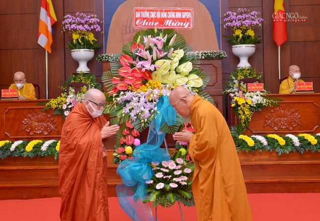 Hòa thượng Thích Như Niệm đại diện Hội đồng Chứng minh tặng hoa chúc mừng Hòa thượng Thích Như Niệm đại diện Hội đồng Chứng minh tặng hoa chúc mừng