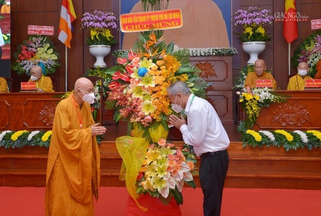 Ông Nguyễn Văn Lưu, đại diện lãnh đạo Ban Dân vận Thành ủy TP tặng hoa chúc mừng hội nghị