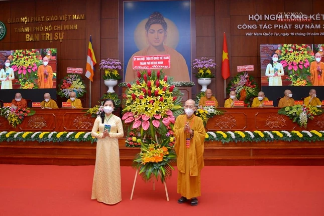 Bà Phan Kiều Thanh Hương, đại diện lãnh đạo Ủy ban MTTQVN TP.HCM tặng hoa chúc mừng