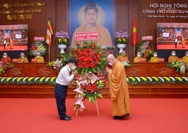 Ông Nguyễn Văn Lượng tặng lẵng hoa chúc mừng của Ban Tôn giáo TP.HCM Ông Nguyễn Văn Lượng tặng lẵng hoa chúc mừng của Ban Tôn giáo TP.HCM