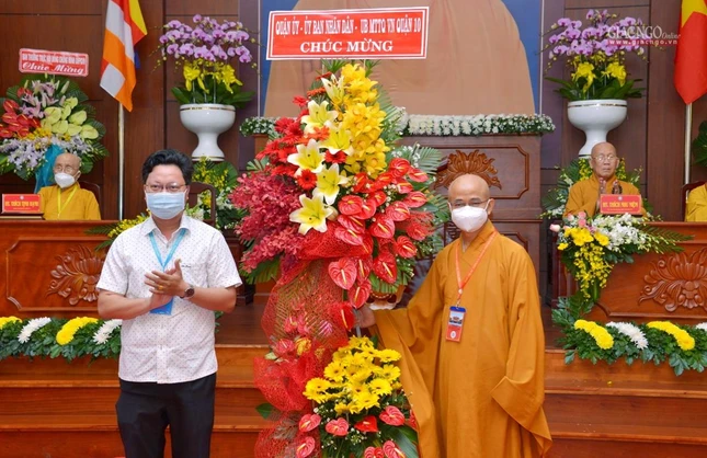 Đại diện lãnh đạo Quận ủy, HĐND, UBND quận 10 tặng hoa chúc mừng