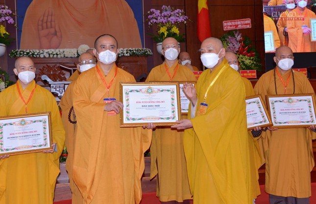 Thượng tọa Thích Tâm Hải, đại diện báo Giác Ngộ nhận Bằng tuyên dương công đức Thượng tọa Thích Tâm Hải, đại diện báo Giác Ngộ nhận Bằng tuyên dương công đức