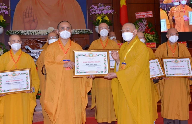 Thượng tọa Thích Tâm Hải, đại diện báo Giác Ngộ nhận Bằng tuyên dương công đức