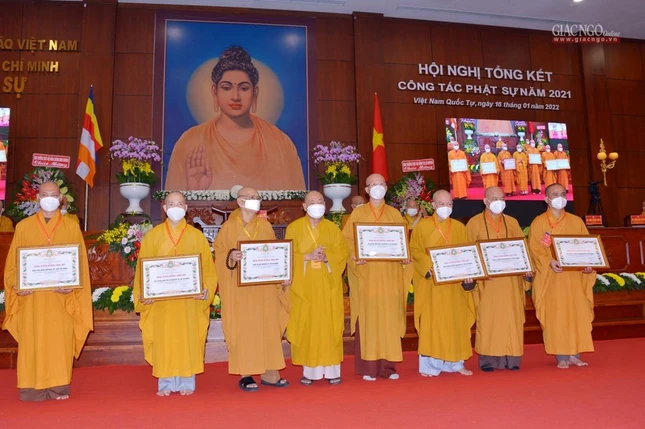 Các ban chuyên môn nhận Bằng tuyên dương công đức của GHPGVN