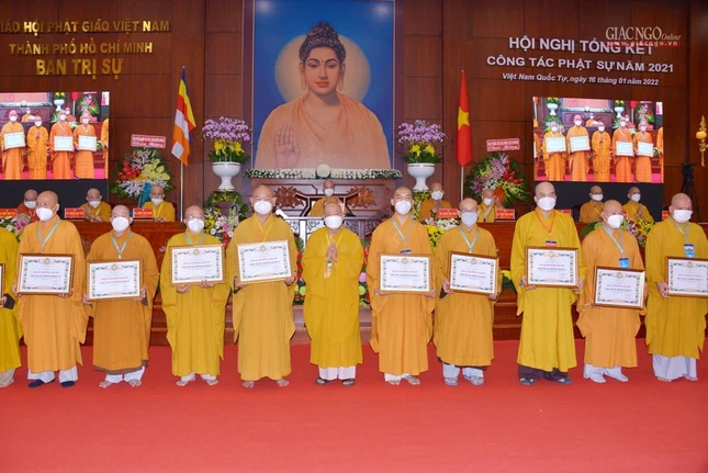 Chư tôn đức đại diện Ban Trị sự quận huyện nhận Bằng tuyên dương công đức của GHPGVN