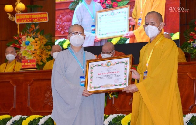 Sư cô Thích nữ Huệ Đức nhận Bằng tuyên dương công đức của GHPGVN Sư cô Thích nữ Huệ Đức nhận Bằng tuyên dương công đức của GHPGVN