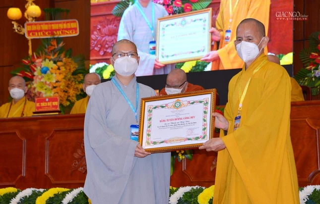 Sư cô Thích nữ Huệ Đức nhận Bằng tuyên dương công đức của GHPGVN