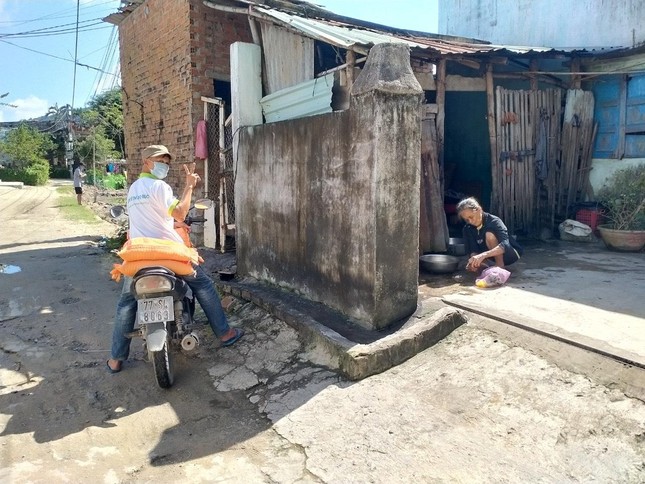 Trao quà tận nhà đến bà con