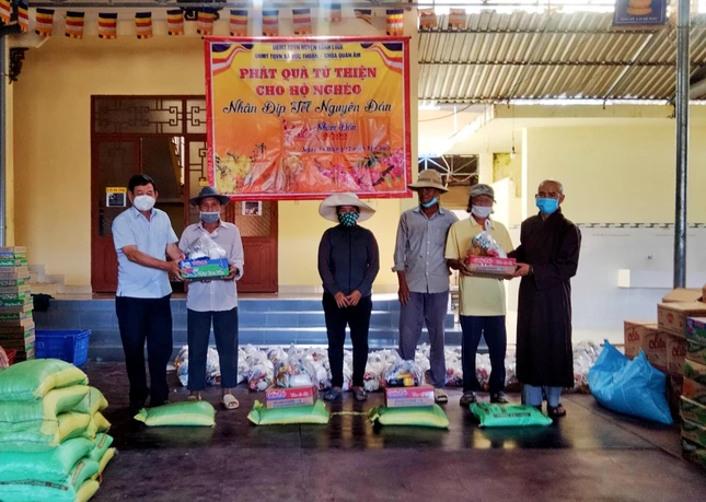 Đại đức Thích Tâm Trí, trụ trì chùa Quán Âm trao quà cho hộ nghèo xã Đức Thuận