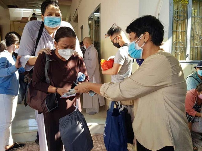 Trao quà đến người khiếm thị