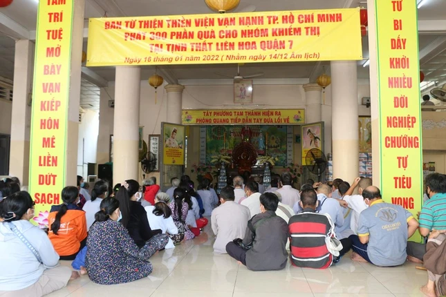 Ban Từ thiện thiền viện Vạn Hạnh tặng quà đến người khiếm thị