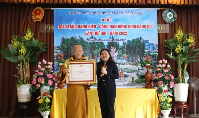 Bà Hồ Thị Hoàng Yến trao danh hiệu và bằng chứng nhận đến Hòa thượng Thích Như Niệm Bà Hồ Thị Hoàng Yến trao danh hiệu và bằng chứng nhận đến Hòa thượng Thích Như Niệm