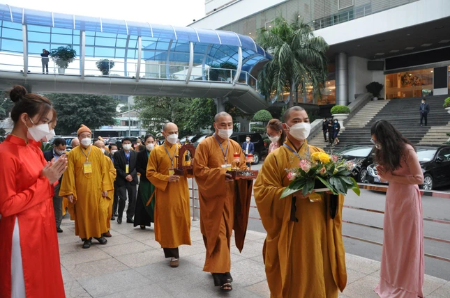 Cung đón chư tôn đức giáo phẩm, khách quý Cung đón chư tôn đức giáo phẩm, khách quý
