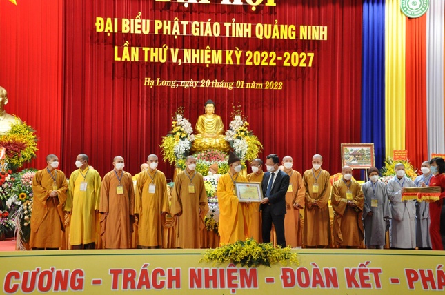 Đại diện lãnh đạo tỉnh tặng bằng khen cho các nhân, tập thể đã có thành tích xuất sắc trong nhiệm kỳ vừa qua