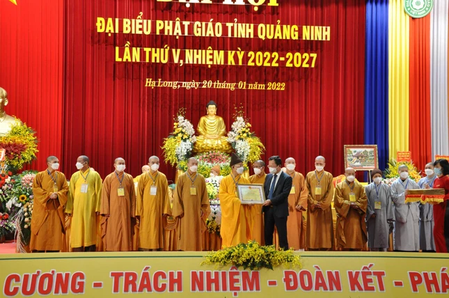 Đại diện lãnh đạo tỉnh tặng bằng khen cho các nhân, tập thể đã có thành tích xuất sắc trong nhiệm kỳ vừa qua Đại diện lãnh đạo tỉnh tặng bằng khen cho các nhân, tập thể đã có thành tích xuất sắc trong nhiệm kỳ vừa qua