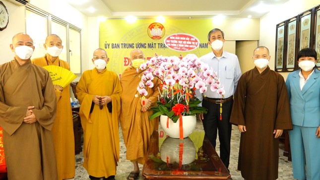 Hòa thượng Thích Giác Toàn đại diện đoàn tặng hoa chúc Tết đến ông Võ Văn Thiện