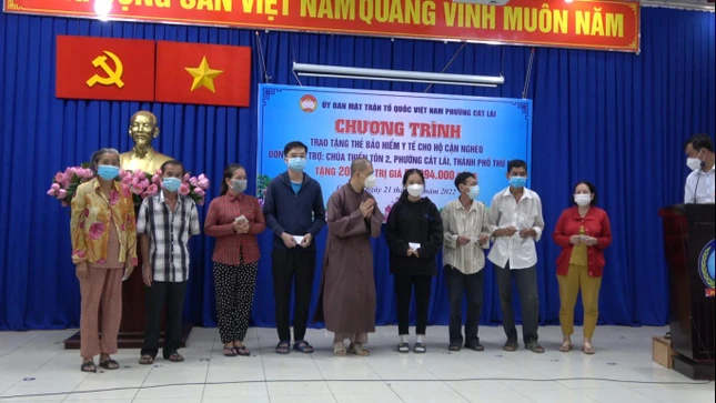 Đại đức Thích An Nguyện trao thẻ bảo hiểm y tế đến người dân phường Cát Lái