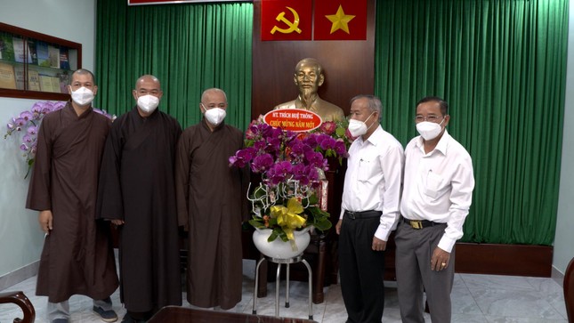 Hòa thượng Thích Huệ Thông tặng hoa chúc Tết tại Ban Dân vận Thành ủy TP.HCM