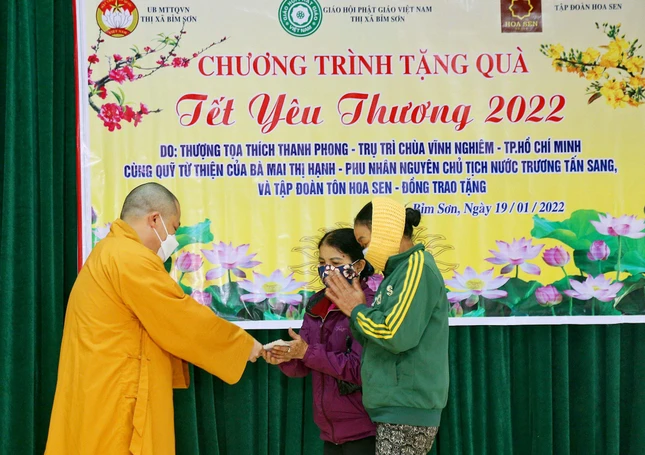 Được sự ủy nhiệm của Thượng tọa Thích Thanh Phong và các đơn vị, Đại đức Thích Tâm Chính trao quà Tết đến những hộ khó khăn
