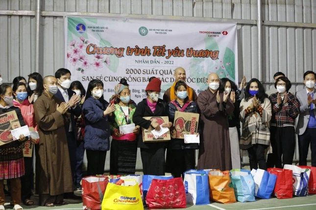 Ban Trị sự Phật giáo Điện Biên cũng tặng 300 phần quà Tết đến đồng bào 2 xã huyện Điện Biên