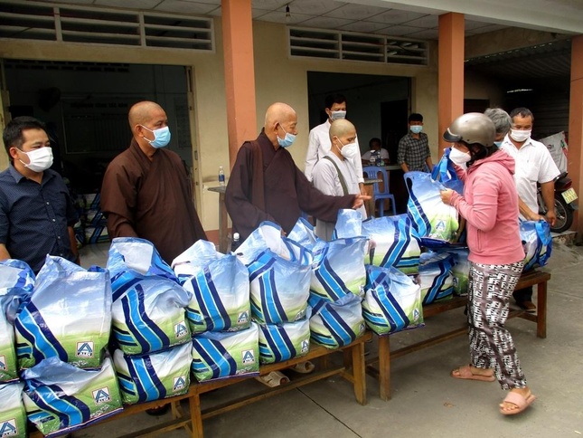 Chư tôn đức trao quà Tết đến người nghèo