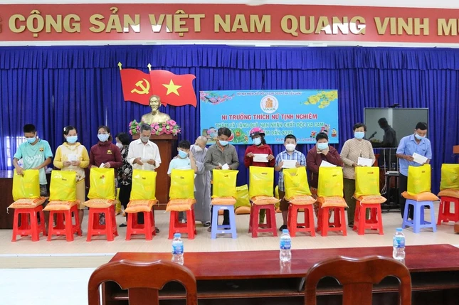 Ni trưởng Thích nữ Tịnh Nghiêm trao quà đến nạn nhân chất độc da cam tỉnh Tiền Giang