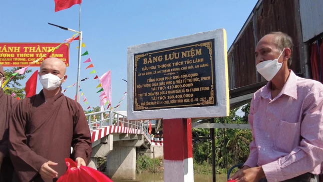 Bảng lưu niệm cầu bê-tông Hòa thượng Thích Tắc Lãnh