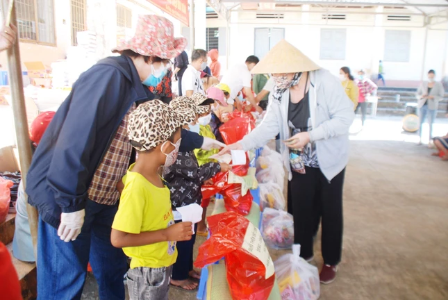 Trao quà đến các học sinh khó khăn