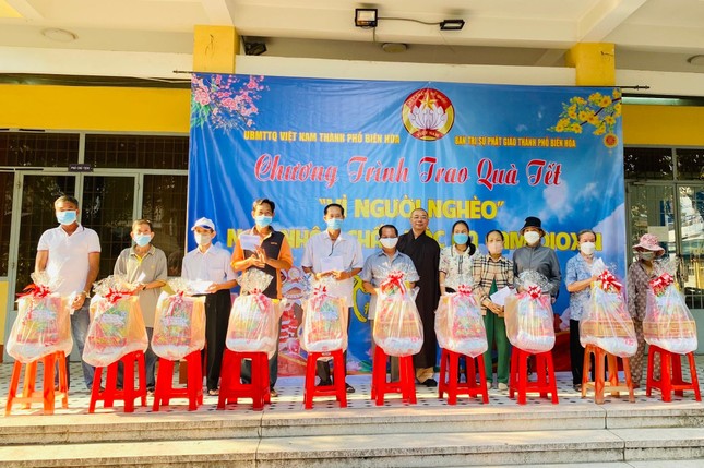 Thượng tọa Thích Thiện Thọ, Phó ban Thường trực Ban Trị sự GHPGVN TP.Biên Hòa trao quà Tết đến người nghèo