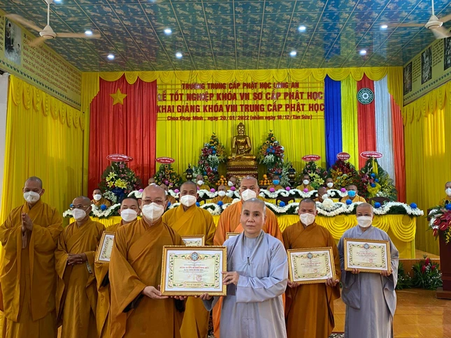 Thượng tọa Thích Quảng Tâm trao Bằng tuyên dương công đức