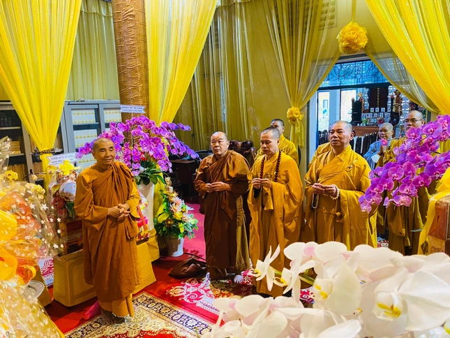 Dâng hương Tam bảo tại Quan Âm tu viện Dâng hương Tam bảo tại Quan Âm tu viện