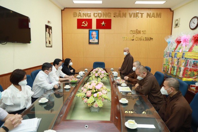 Thượng tọa Thích Thiện Quý chúc Tết lãnh đạo Quận ủy quận 10