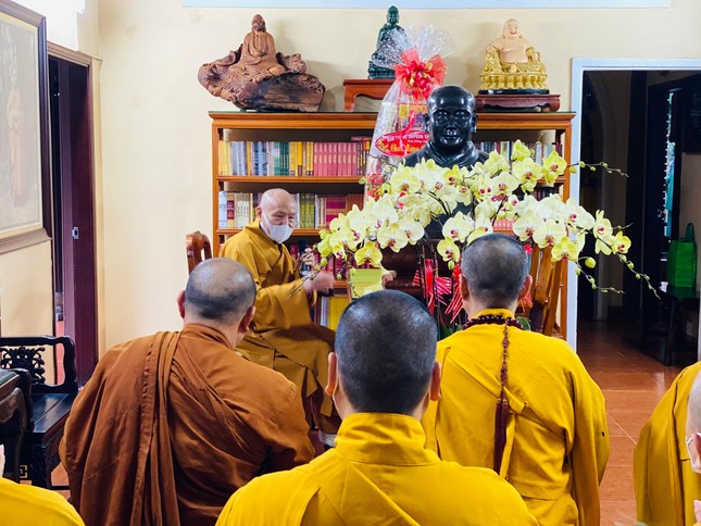 Đảnh lễ, chúc Tết đến Hòa thượng Thích Nhật Quang, tại thiền viện Thường Chiếu